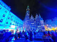 Architektura światła i pamięci. Trzydniowy spektakl video mappingu „Serce Miasta” na wrocławskim Ratuszu Wrocław wroclaw video mapping 20260614 224208-11