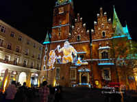 Architektura światła i pamięci. Trzydniowy spektakl video mappingu „Serce Miasta” na wrocławskim Ratuszu Wrocław wroclaw video mapping 20260614 232206-36