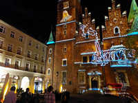 Architektura światła i pamięci. Trzydniowy spektakl video mappingu „Serce Miasta” na wrocławskim Ratuszu Wrocław wroclaw video mapping 20260614 232224-39