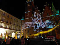 Architektura światła i pamięci. Trzydniowy spektakl video mappingu „Serce Miasta” na wrocławskim Ratuszu Wrocław wroclaw video mapping 20260614 232233-42