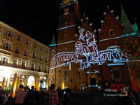 Architektura światła i pamięci. Trzydniowy spektakl video mappingu „Serce Miasta” na wrocławskim Ratuszu Wrocław wroclaw video mapping 20260614 232235-43